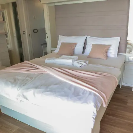 Aldeamento Turístico Camp Vransko - Mobile Homes 4*