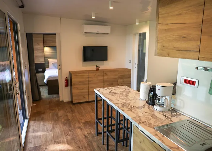 Camp Vransko - Mobile Homes Semesterpark 4*