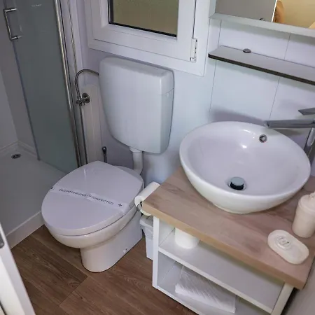 홀리데이파크 Camp Vransko - Mobile Homes 파코스탄