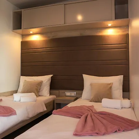 홀리데이파크 Camp Vransko - Mobile Homes 4*