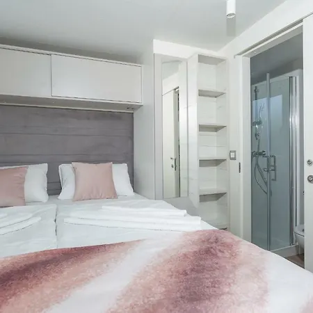 Village de vacances Camp Vransko - Mobile Homes 4*